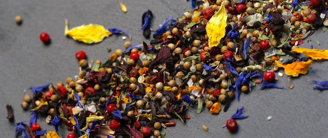 Verschiedene bunte Kräuter und Blüten