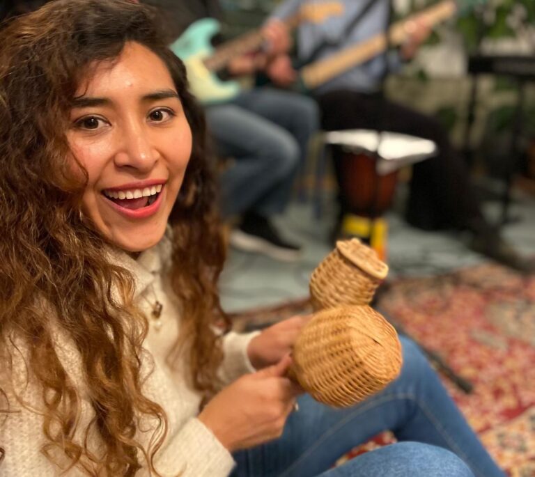 Junge Frau musiziert bei Jam Session