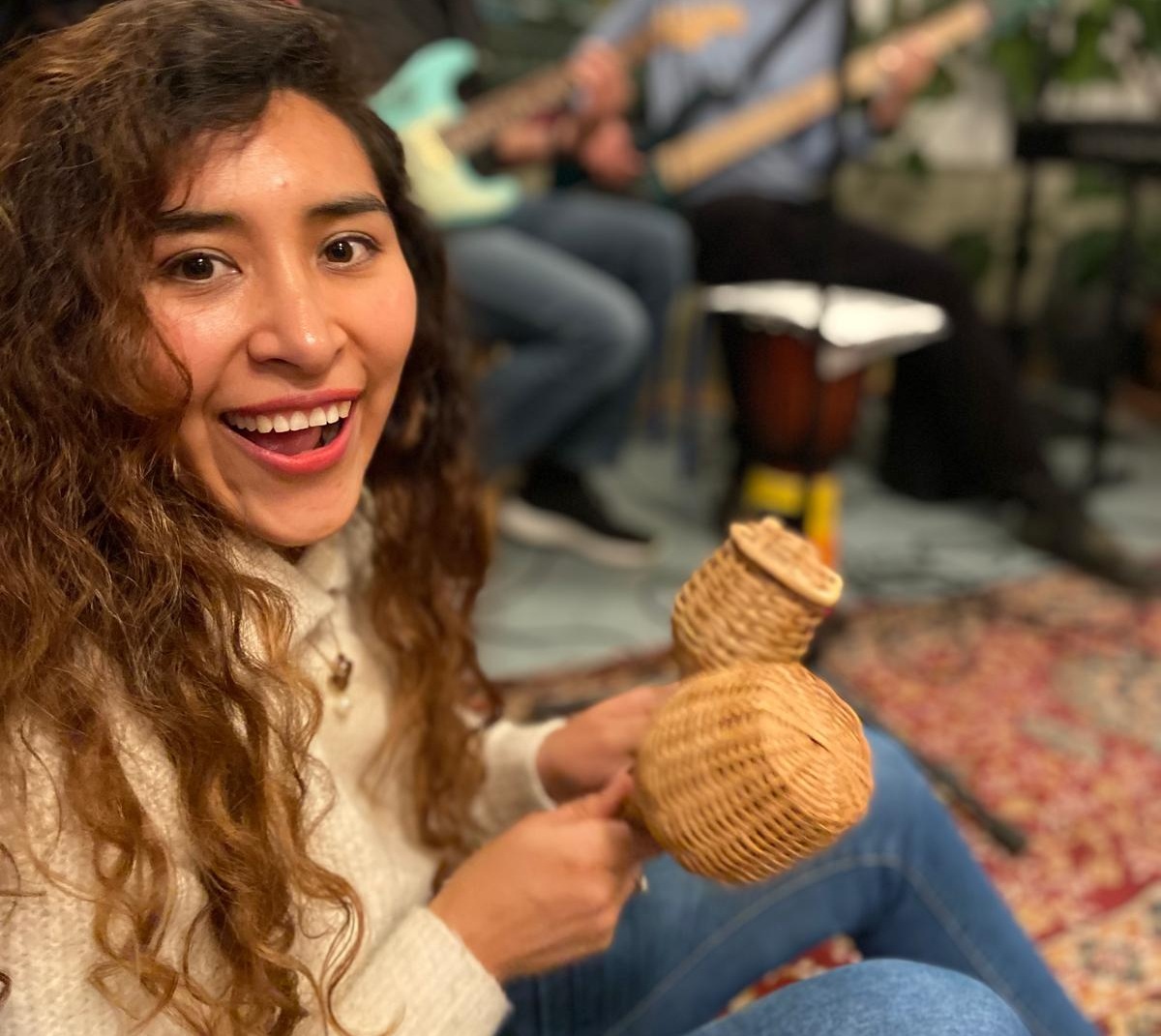 Junge Frau musiziert bei Jam Session