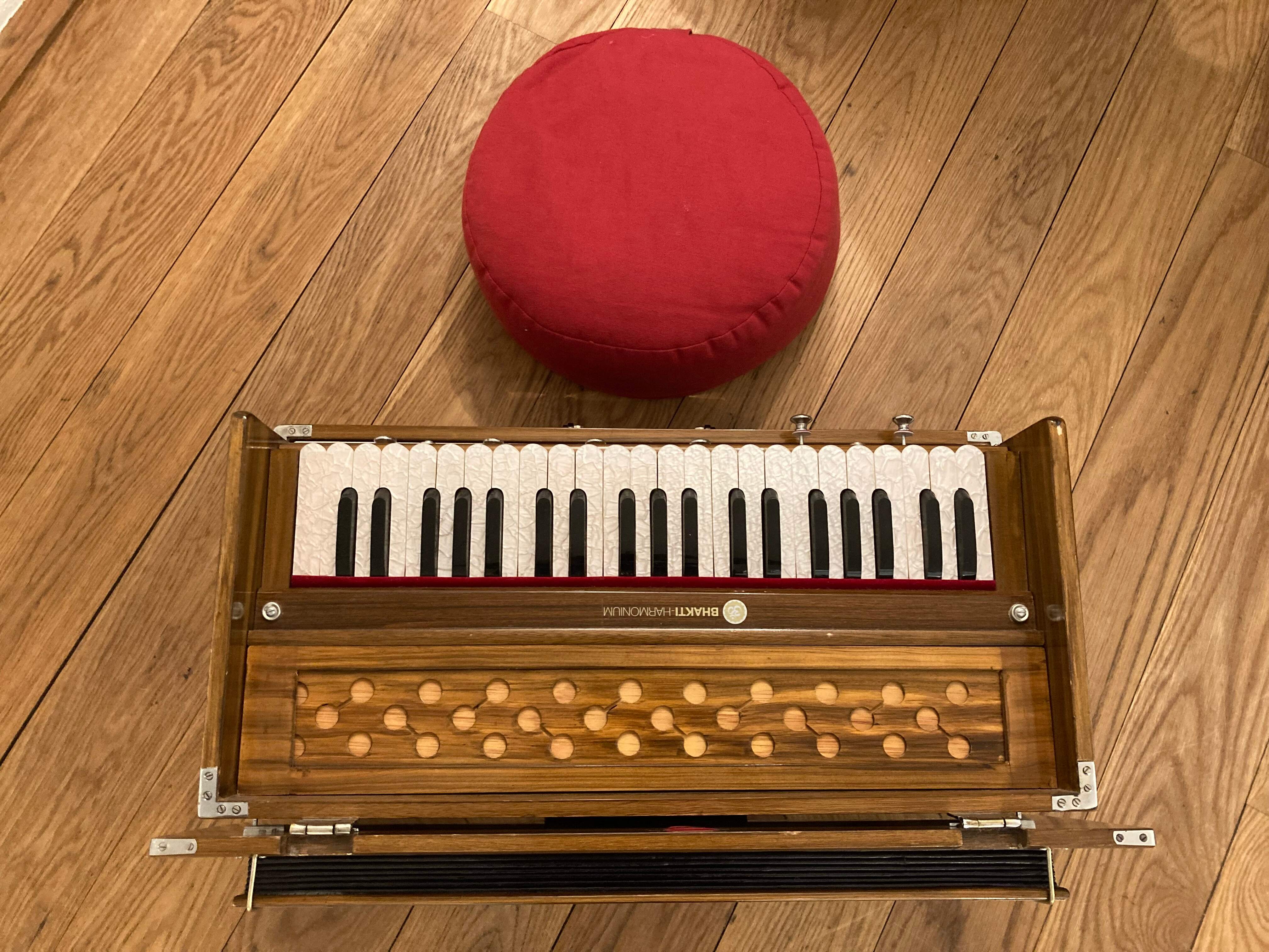 Harmonium und Yogakissen