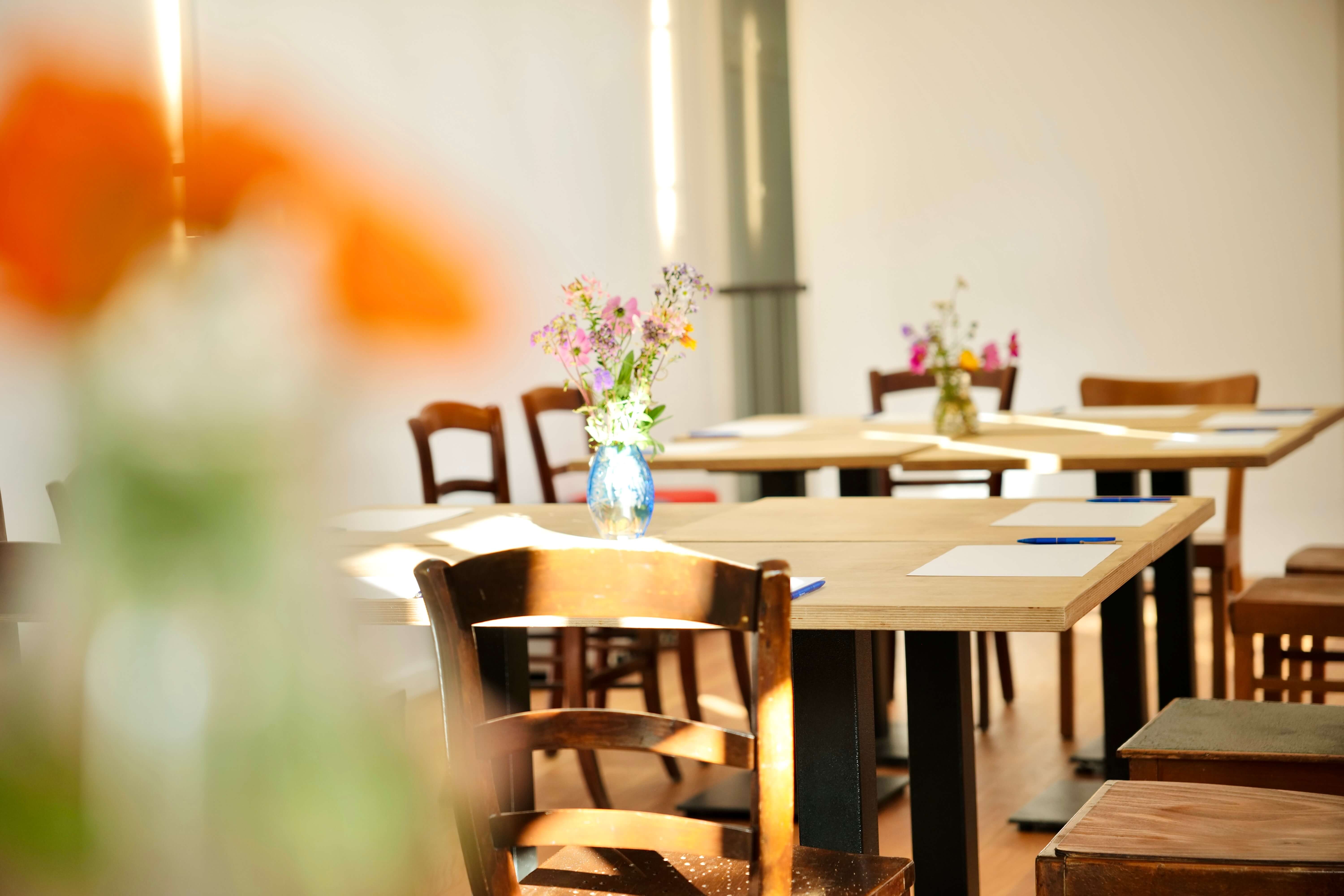 Heller Seminarraum der Kulturküche in Karlsruhe, den man mieten kann.