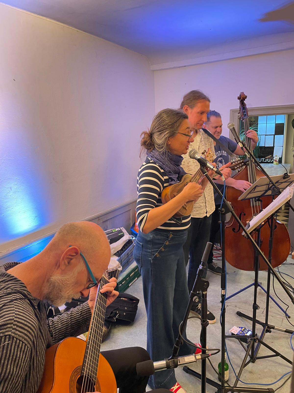 Musizierende Band mit Saiteninstrumenten