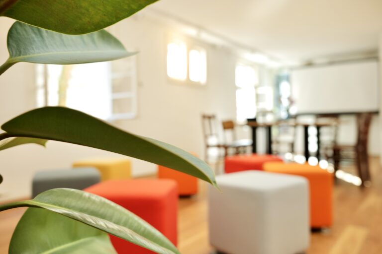 Heller Raum mit bunten Hockern