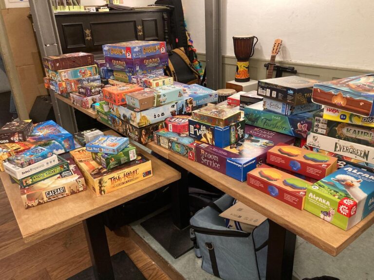 Viele verschiedene Spiele stehen auf einem Tisch in der Kulturküche.