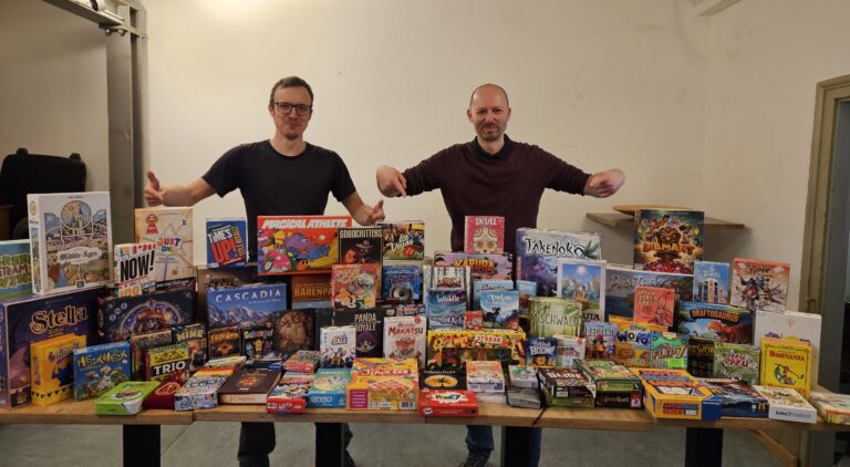 Viele Spiele auf einem Holztisch.