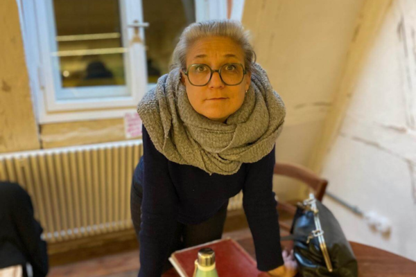 Frau schaut direkt in die Kamera