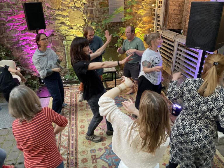 Menschen tanzen auf einem Teppich