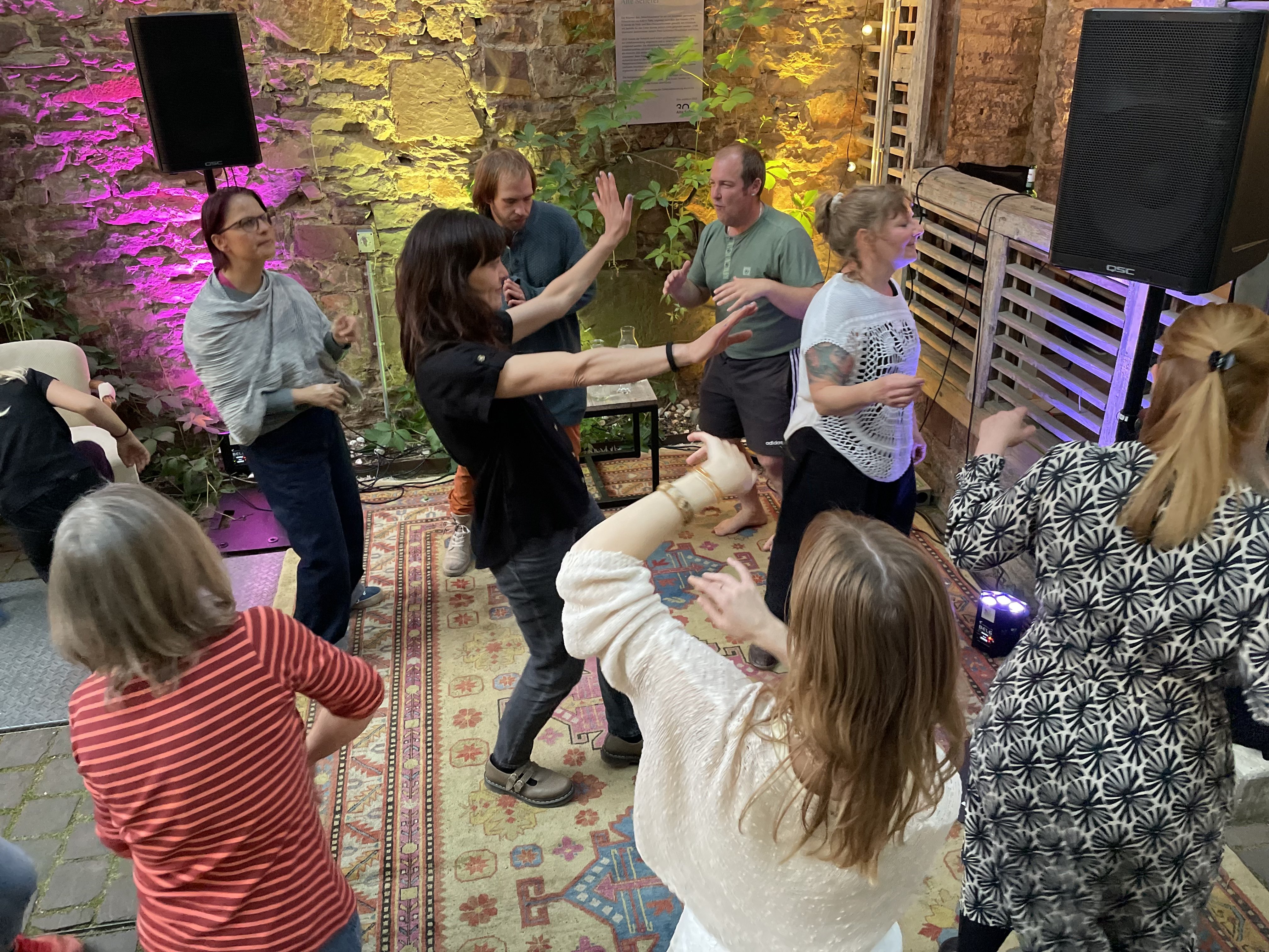 Menschen tanzen auf einem Teppich