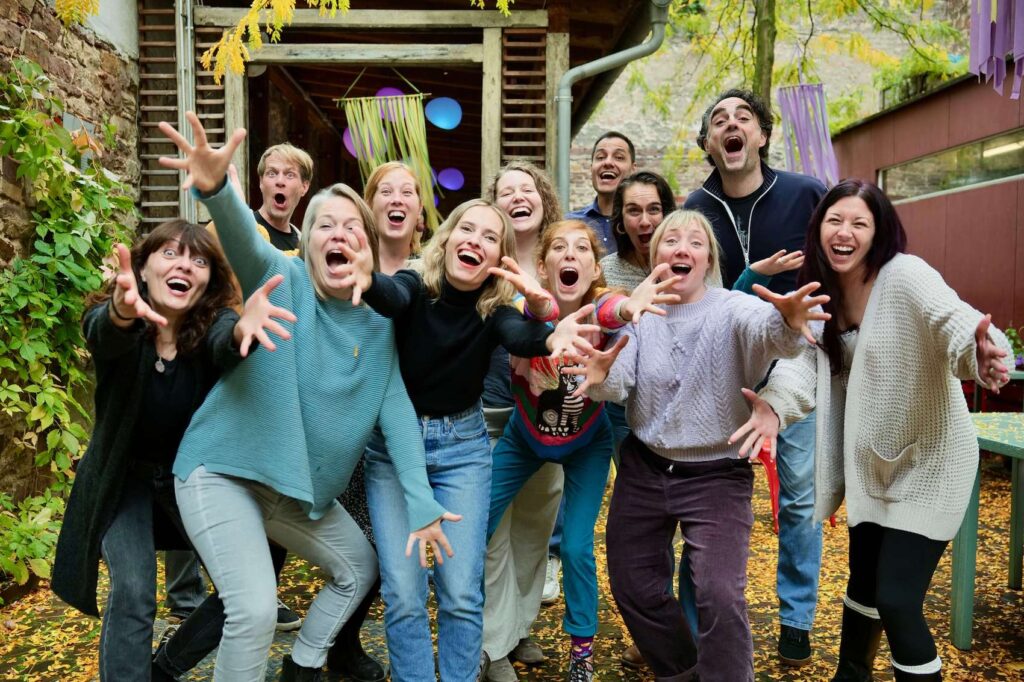 Hauptamtliches Team der Kulturküche, das lachend in die Kamera schaut.