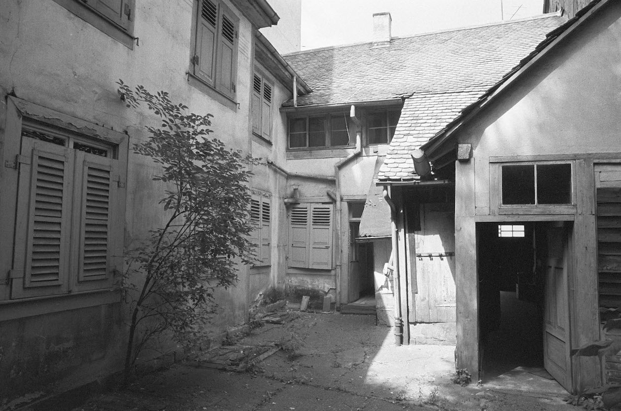 Der Innenhof der alten Seilerei, heute Kulturküche. Schwarz-weiß-Foto.