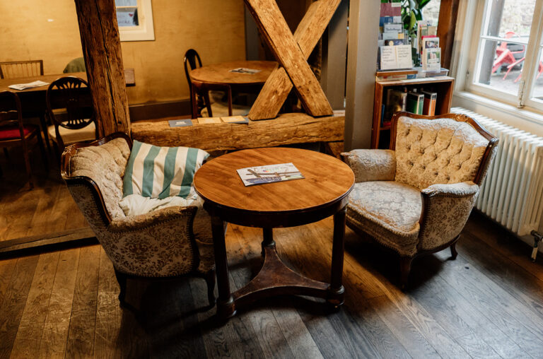 Zwei Sessel stehen um einen kleinen Tisch