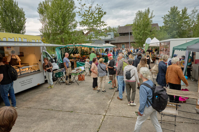 Marktstände und Menschen