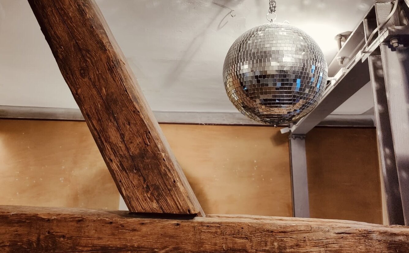 Disco-Kugel in den Räumlichkeiten der Kulturküche.