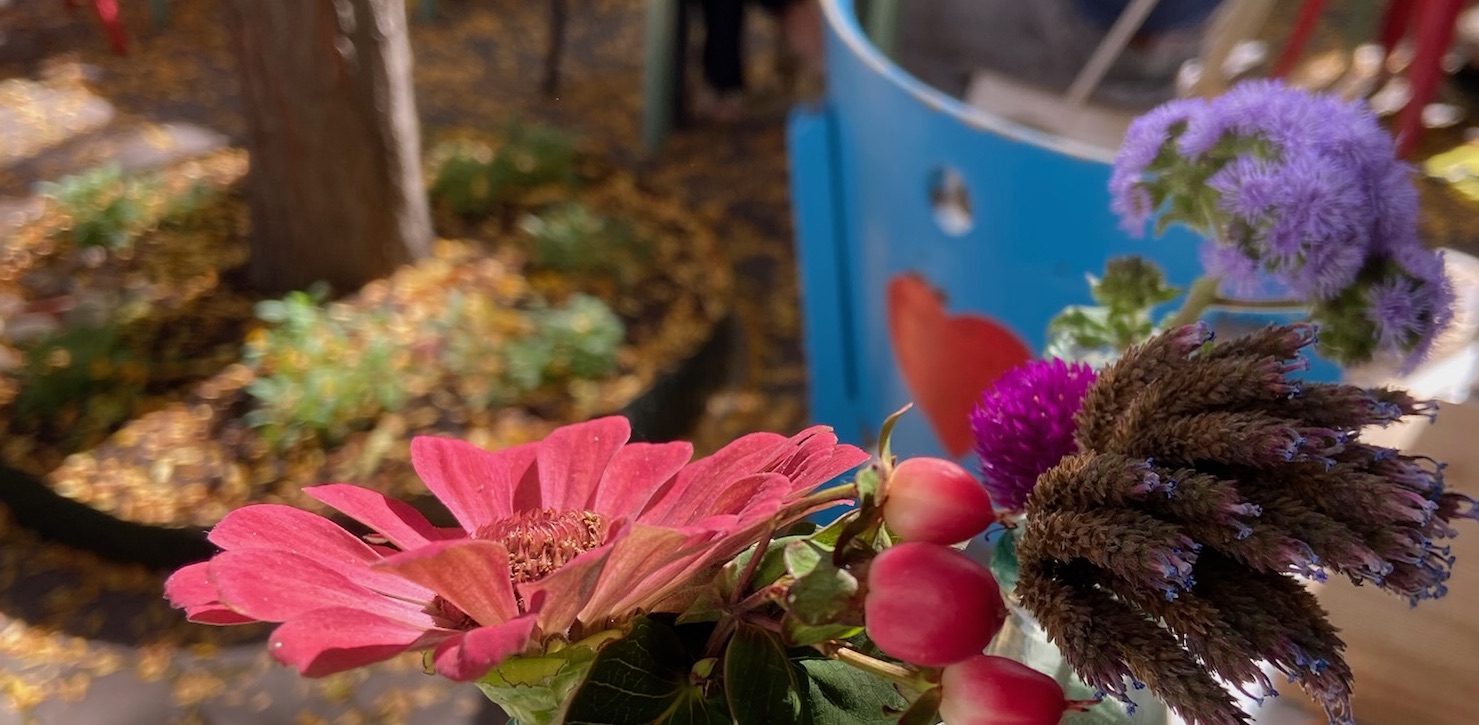 Bunte Blumen in der Kulturküche